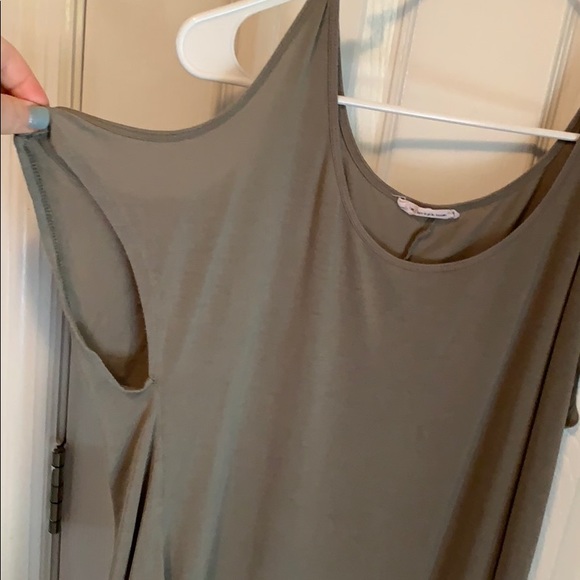 Cut out Shoulder Top - Picture 3 of 8